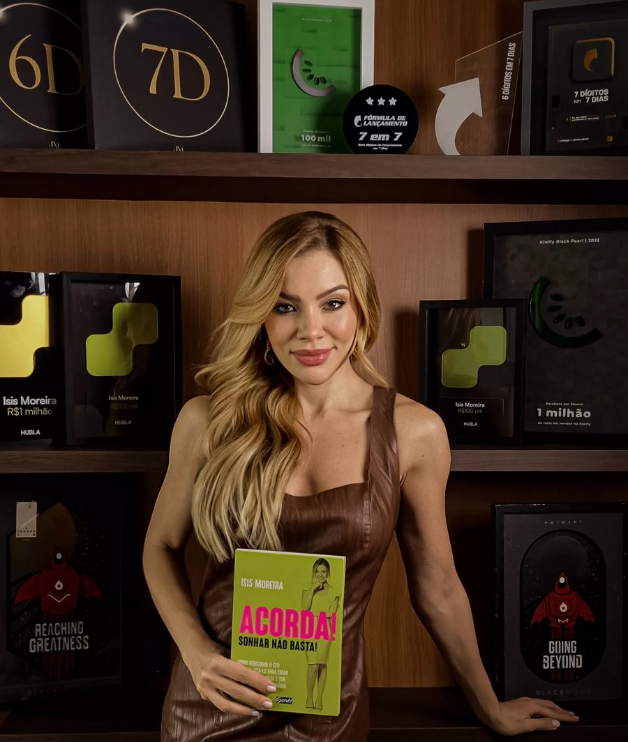Isis Moreira com o livro Acorda! Sonhar não basta